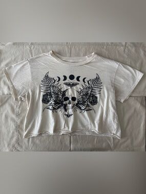 Hot Topic Cropped Graphic Skull Tee